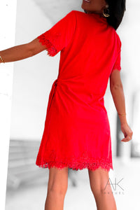 Robe courte à nouer en dentelle rouge