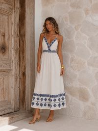 Robe longue brodée beige et bleu marine – Dos smocké & bretelles fines
