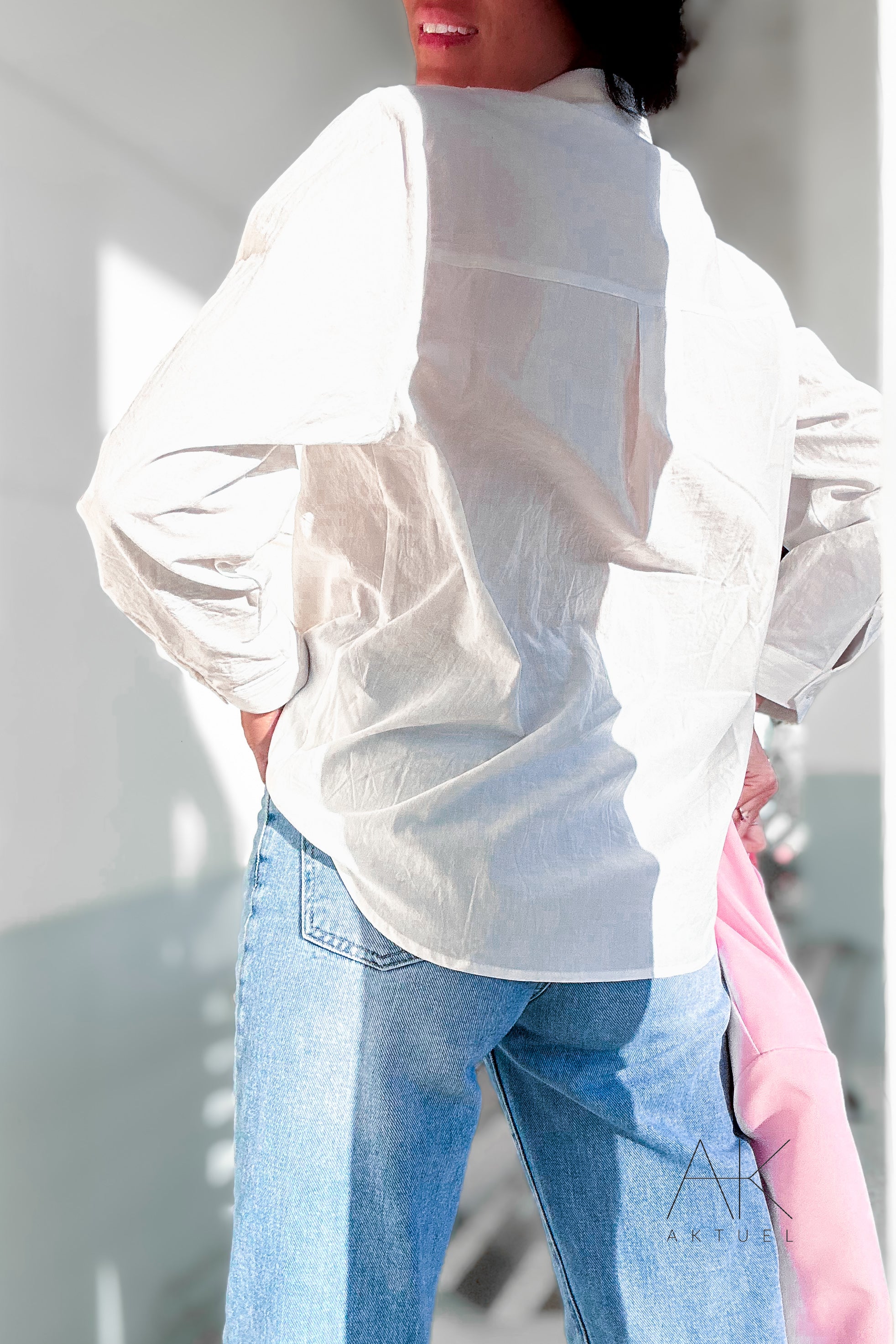 Chemise blanche à poche brodée