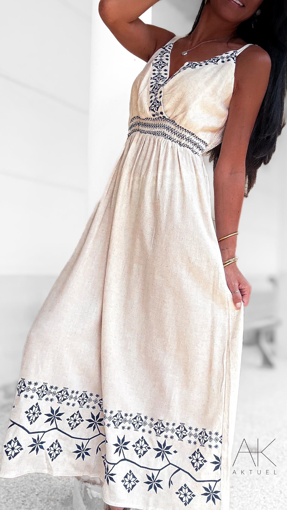 Robe longue brodée beige et bleu marine – Dos smocké & bretelles fines
