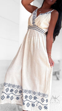 Robe longue brodée beige et bleu marine – Dos smocké & bretelles fines