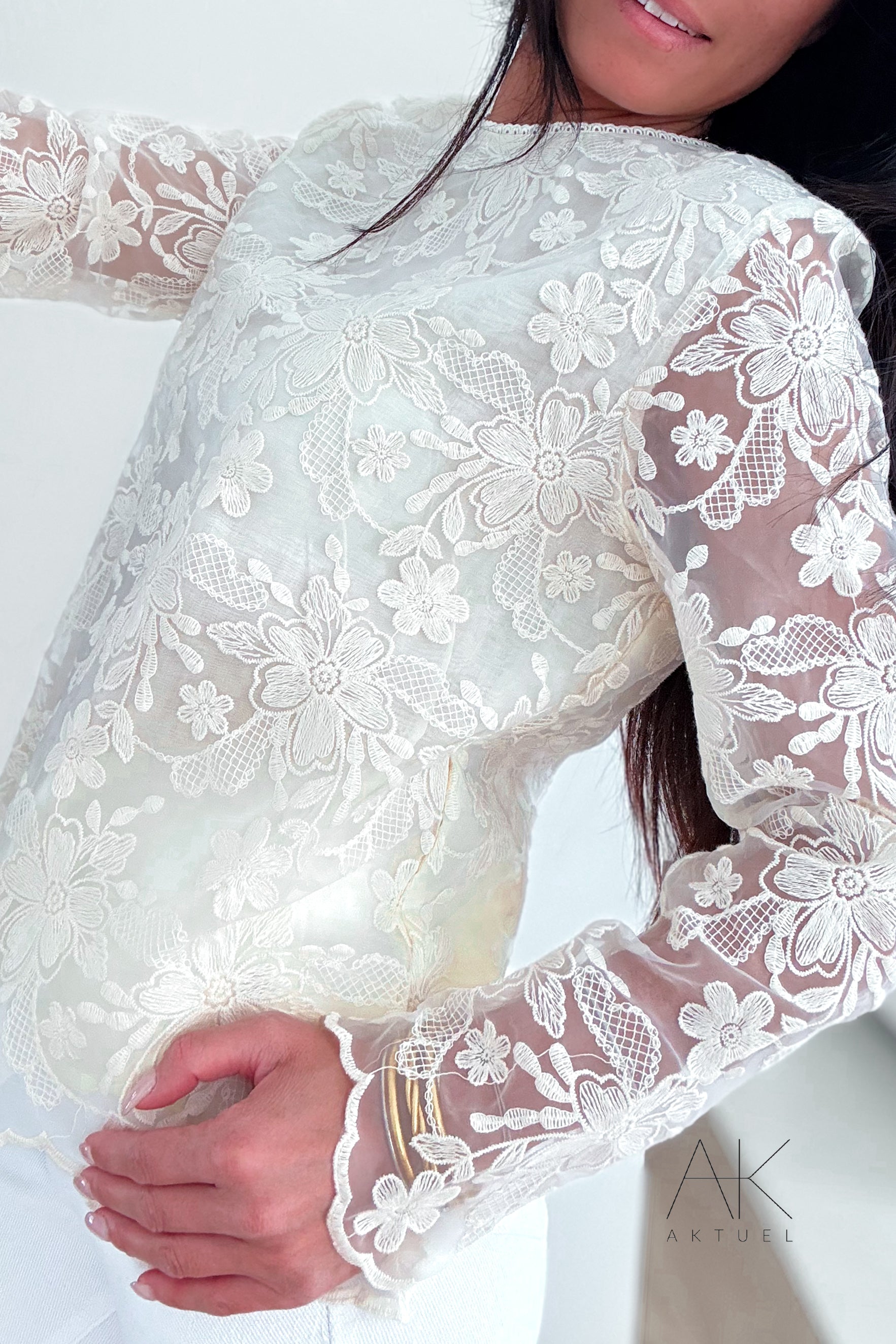 Top en dentelle brodée blanche
