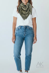 Foulard carré kaki imprimé bandana