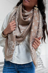 Foulard carré beige imprimé bandana