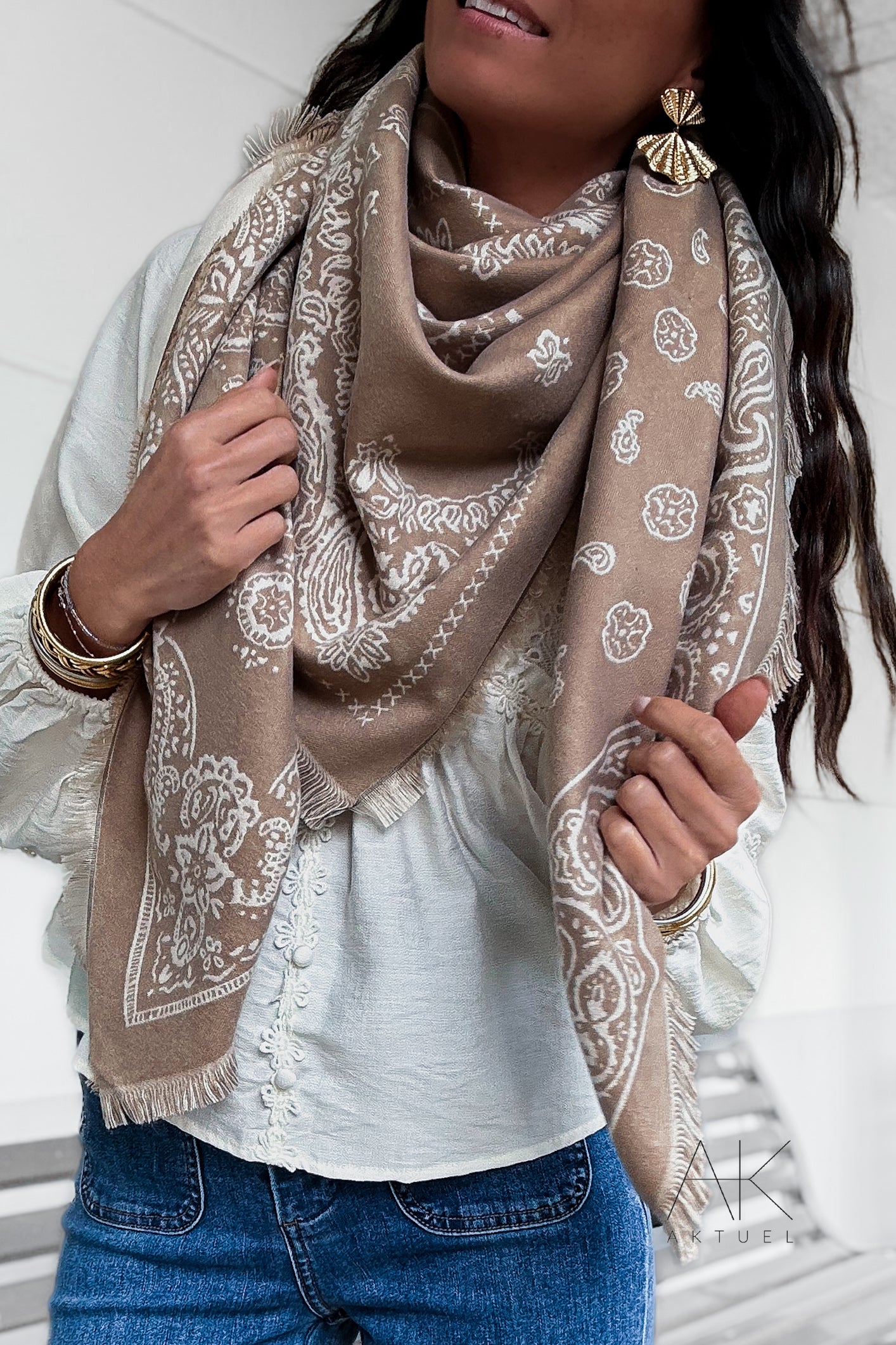 Foulard carré beige imprimé bandana
