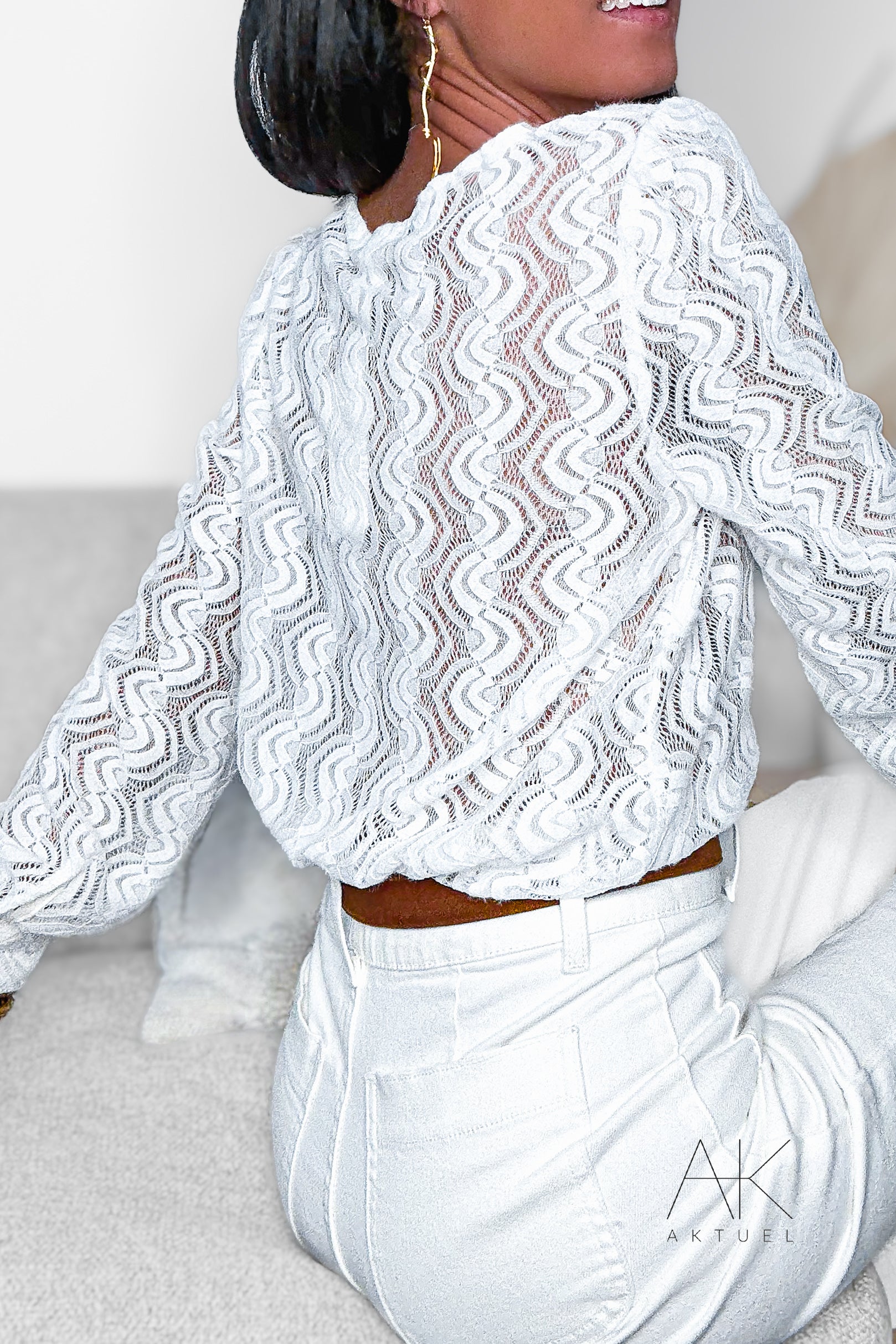 Top en dentelle blanche boutonné