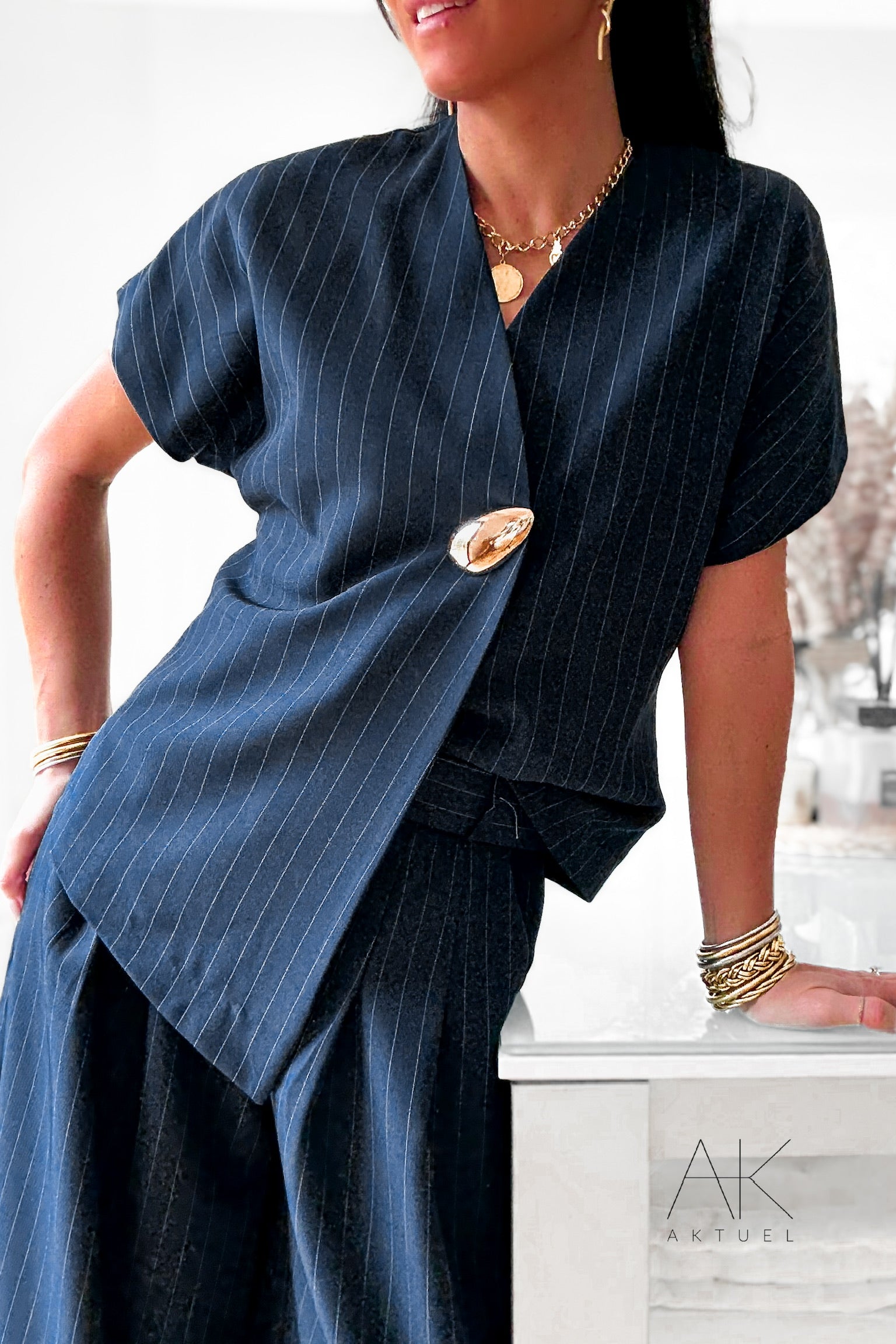 Top marine à fines rayures et détail bijou