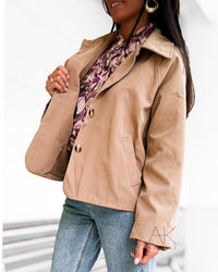 Veste trench courte taupe à revers carreaux