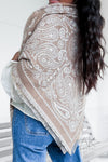 Foulard carré beige imprimé bandana