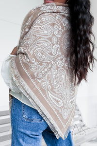 Foulard carré beige imprimé bandana