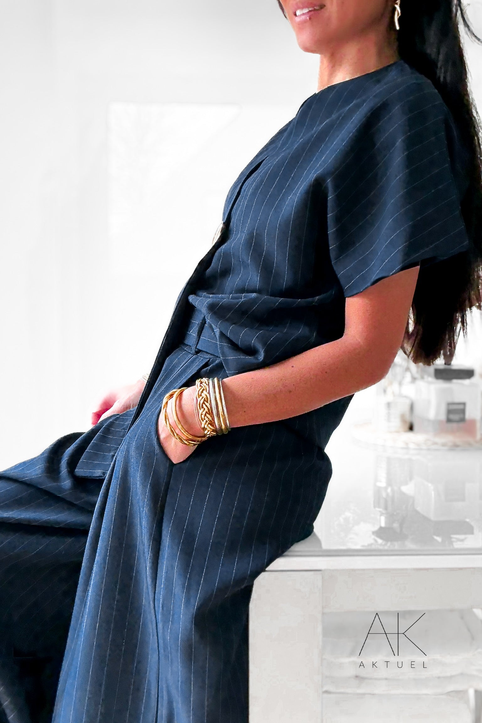 Top marine à fines rayures et détail bijou