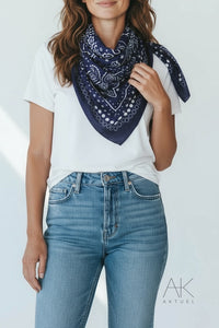 Foulard carré bleu marine imprimé bandana