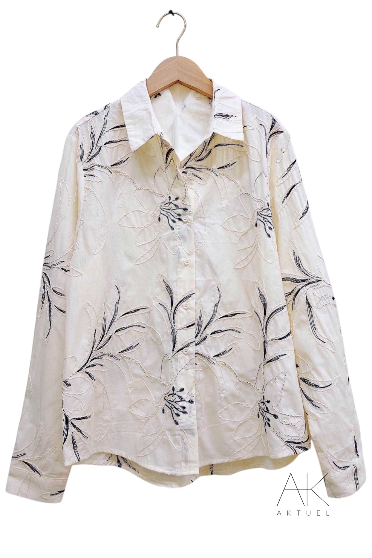 Chemise écrue à broderies bleues