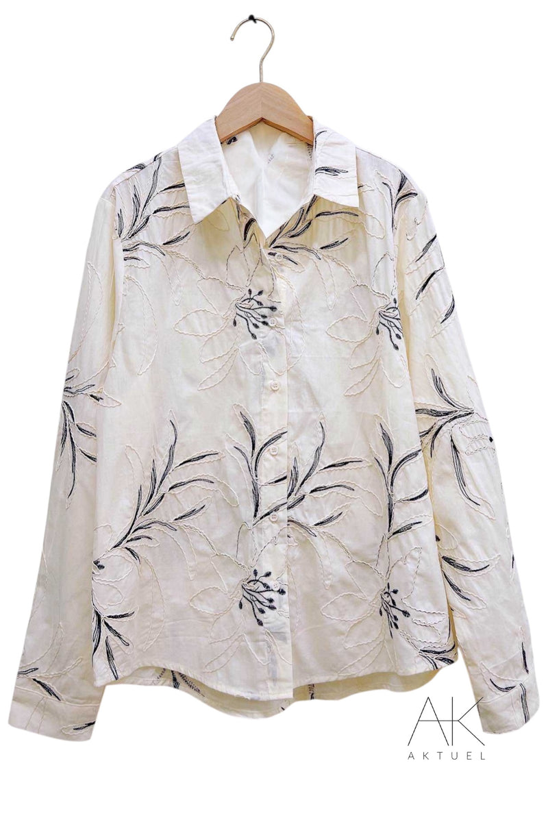 Chemise écrue à broderies bleues