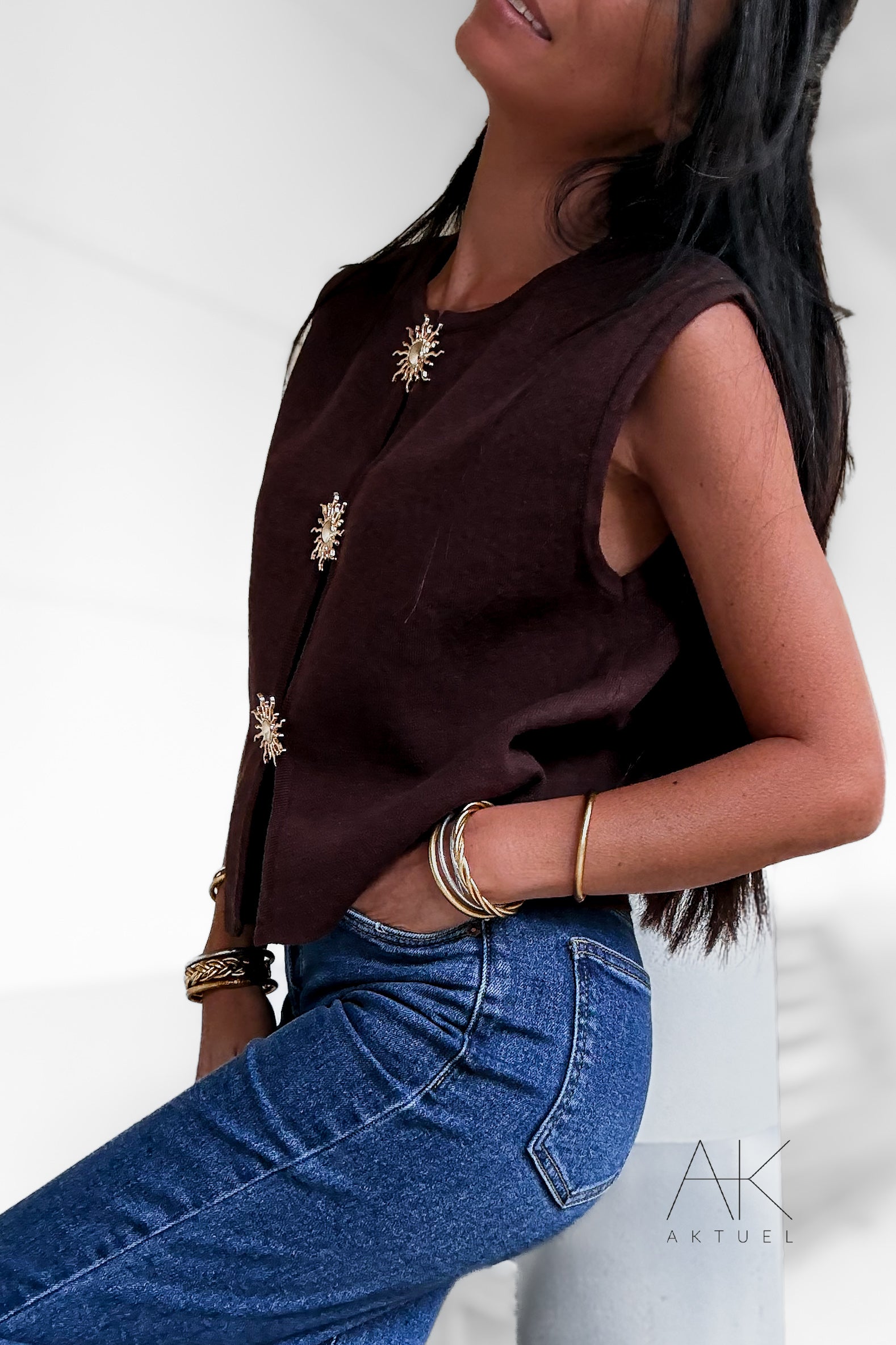 Top en maille marron sans manches broches soleil