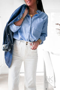 Chemise bleu ciel à rayures blanches