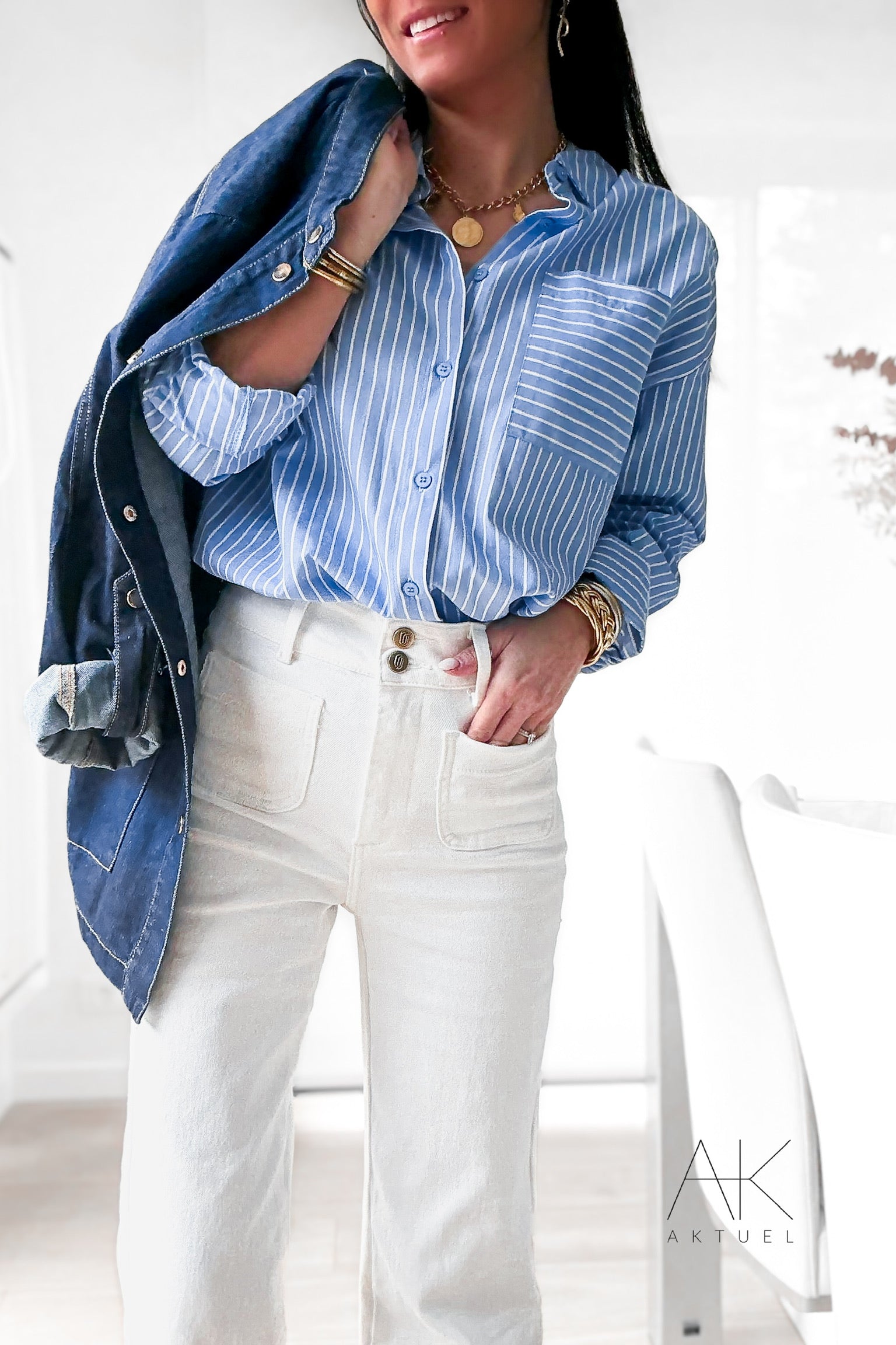 Chemise bleu ciel à rayures blanches