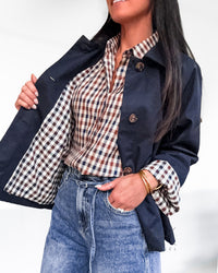 Veste trench courte bleu à revers carreaux