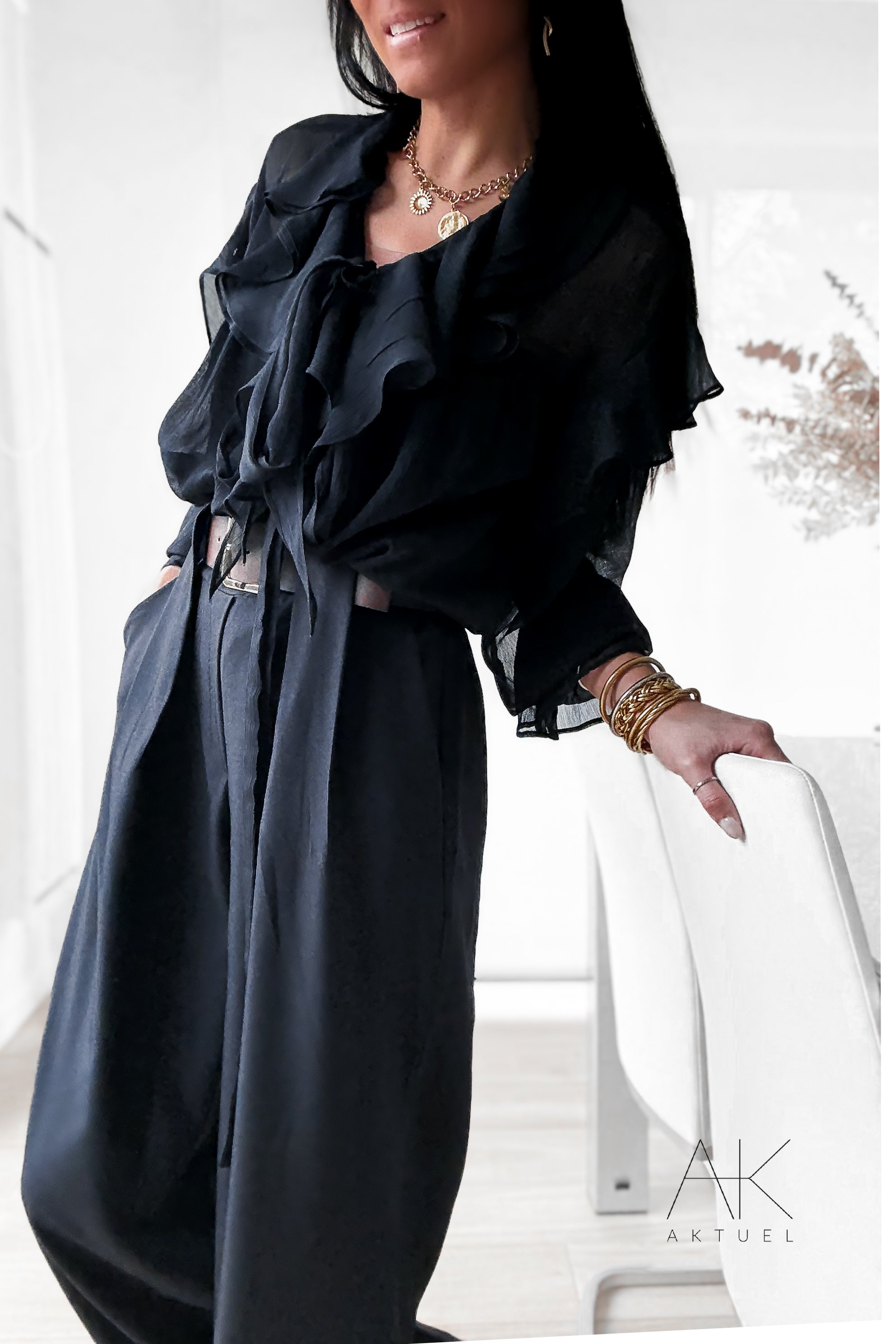 Blouse noir fluide à volants