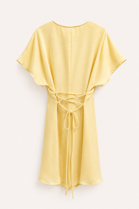 Robe satinée jaune pastel