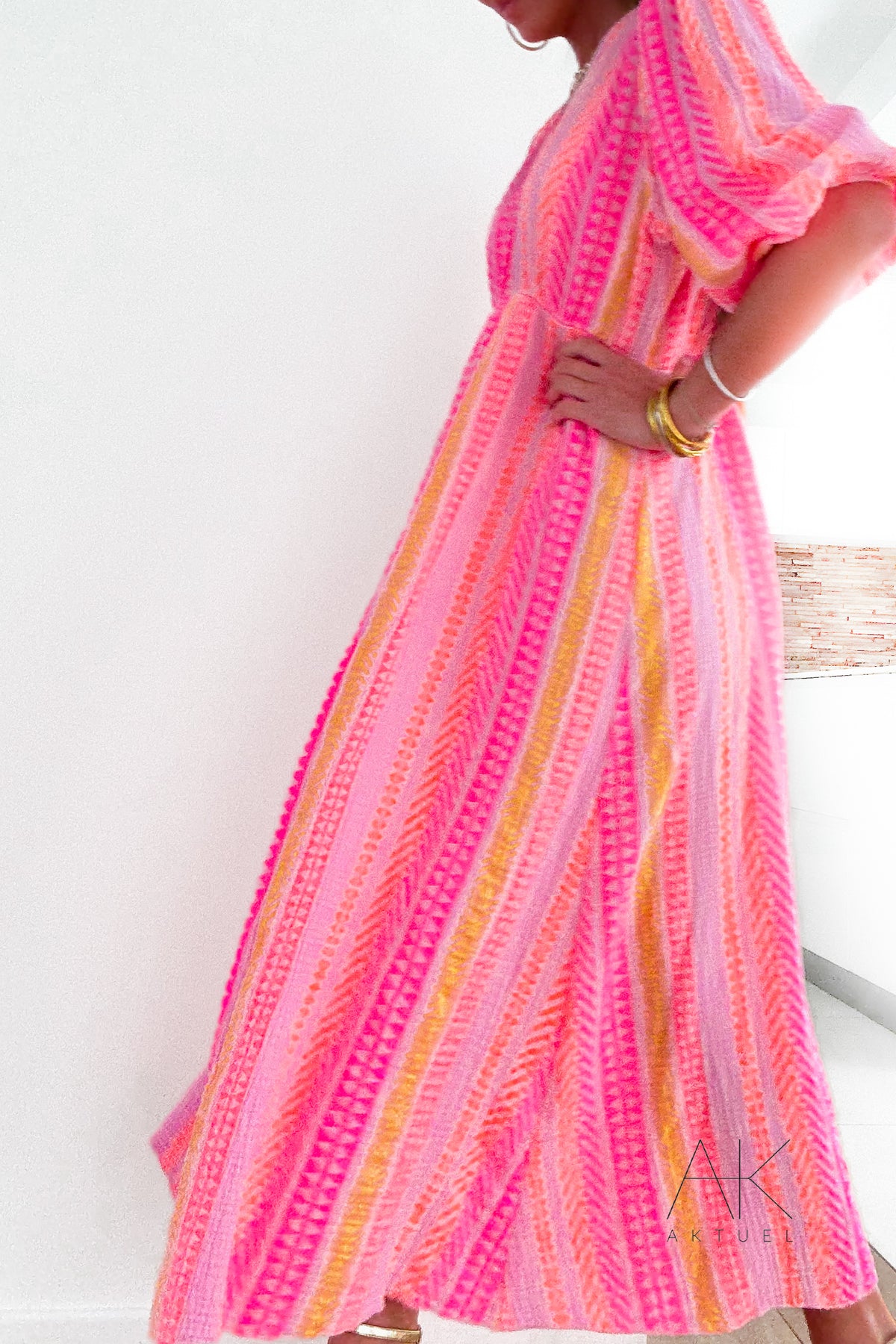 Robe longue en gaze de coton en imprimé graphique rose fluo & lilas