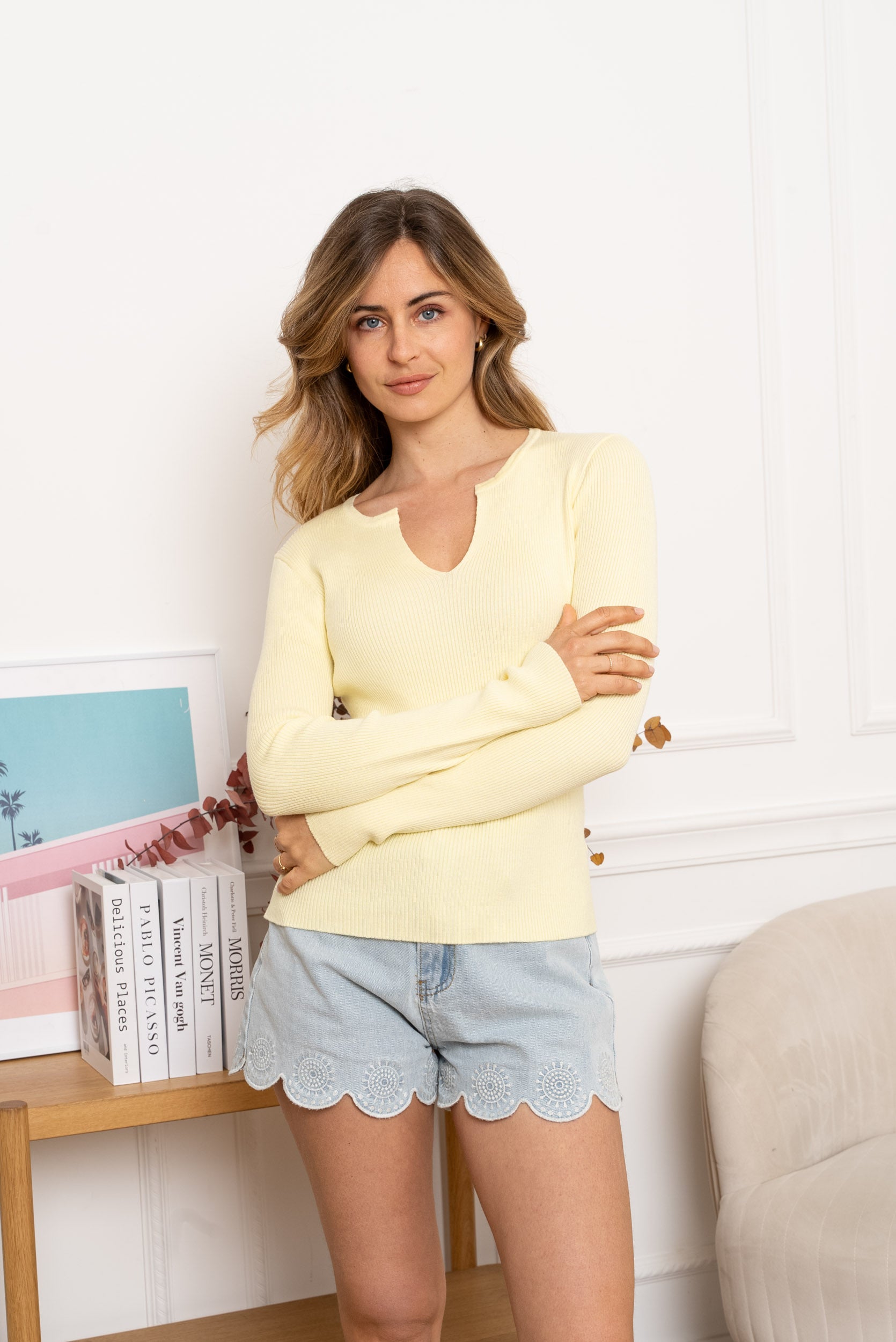 Pull jaune côtelé petit col V