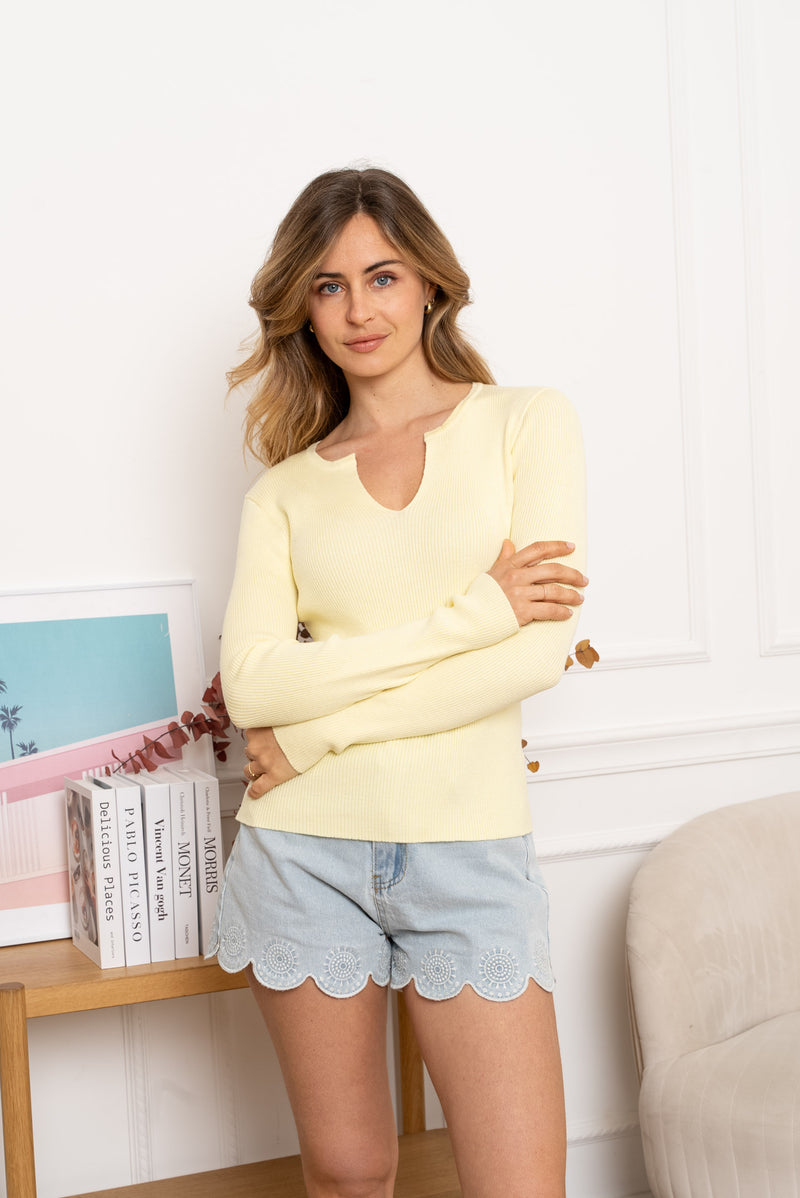 Pull jaune côtelé petit col V