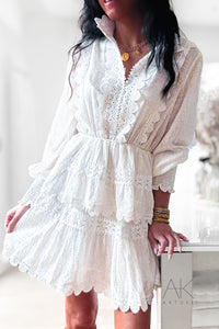 Robe blanche courte en dentelle à volants