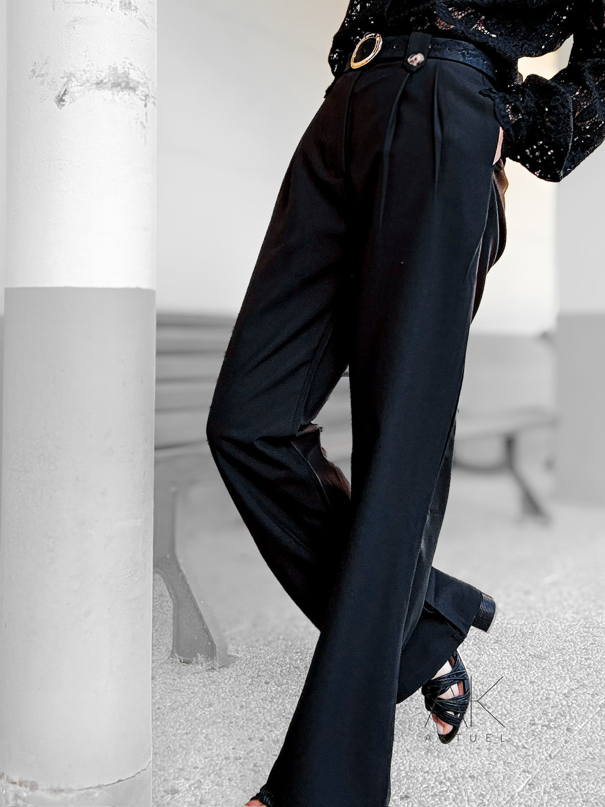 Pantalon noir taille haute à pinces