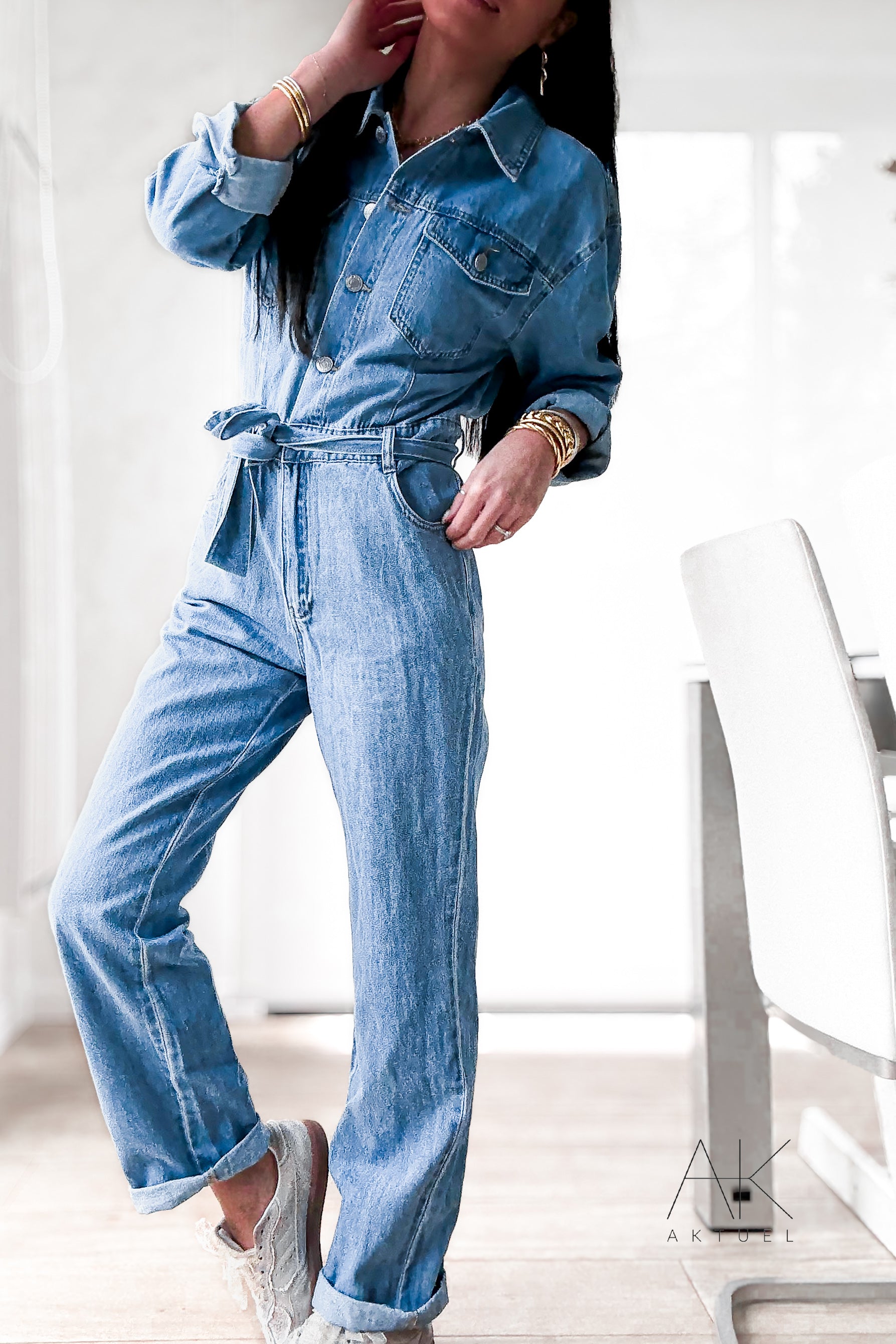 Combinaison en jean bleu ceinturée