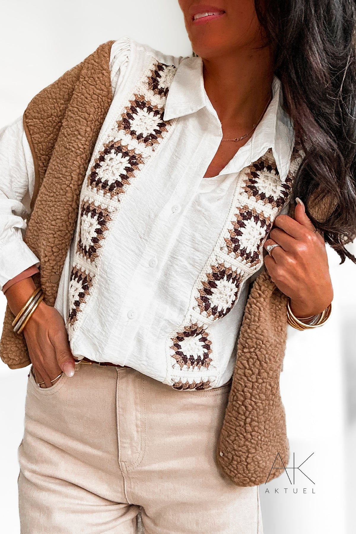 Chemise blanche avec des détails crochetés