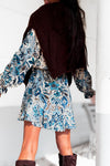 Robe imprimée bleu ceinturée à manches longues