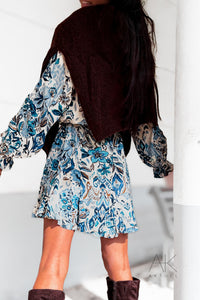 Robe imprimée bleu ceinturée à manches longues