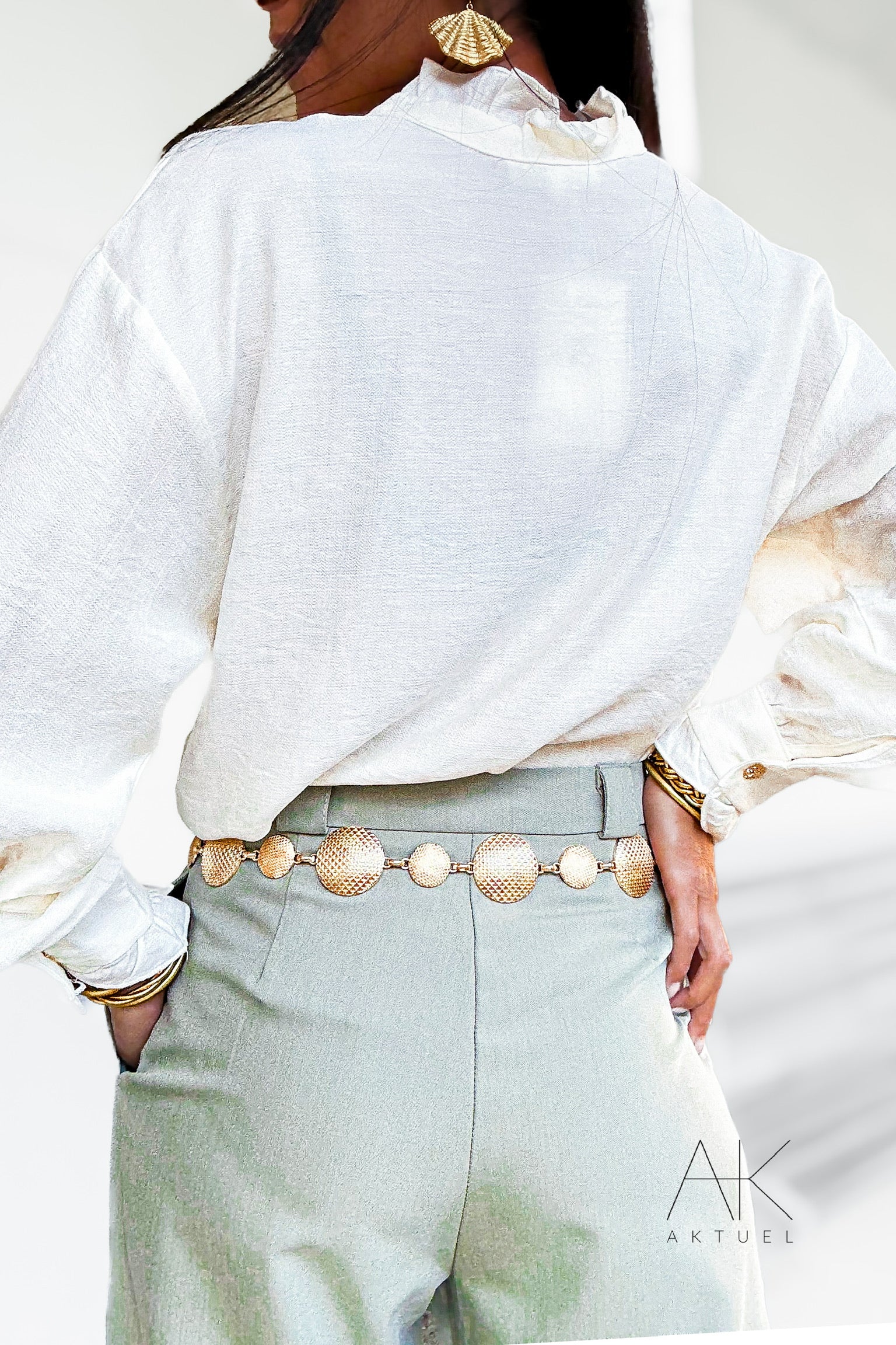 Chemise écrue à volants et boutons dorés
