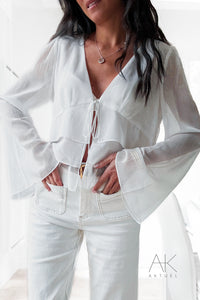 Blouse blanche à volants et lien à nouer