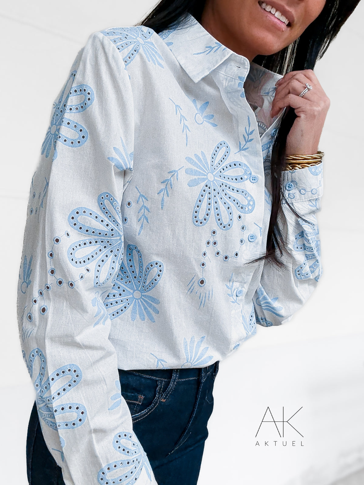 Chemise blanche à motifs bleus