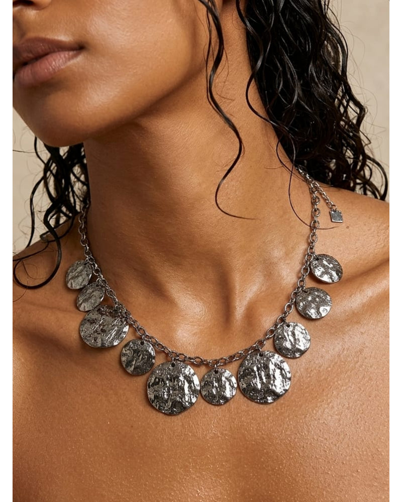 Collier breloques martelées argentées