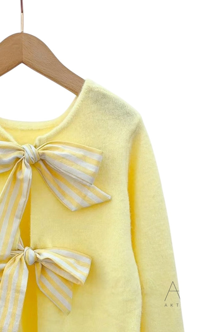 Pull jaune avec nœuds rayés