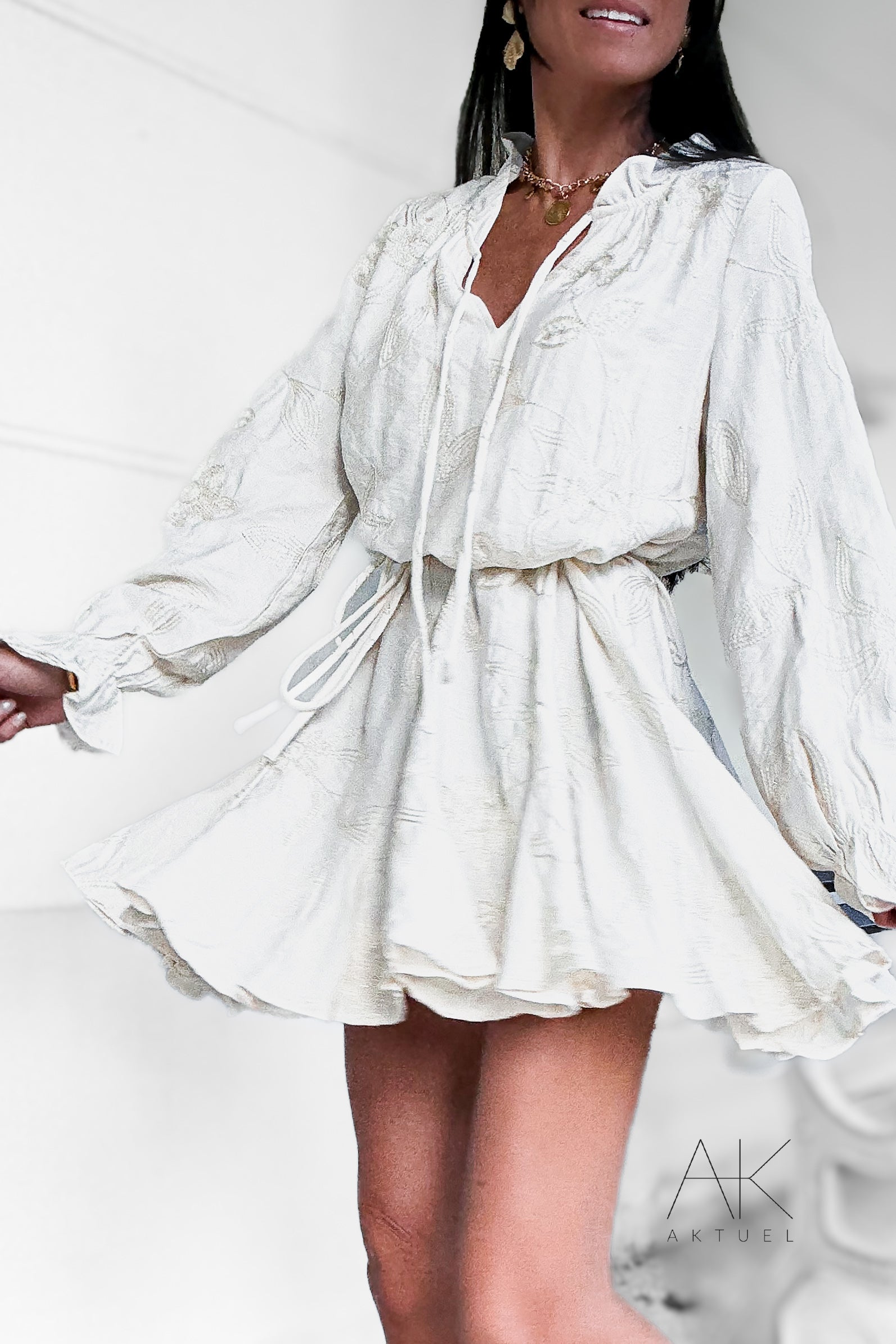 Robe courte écrue à fleurs brodées
