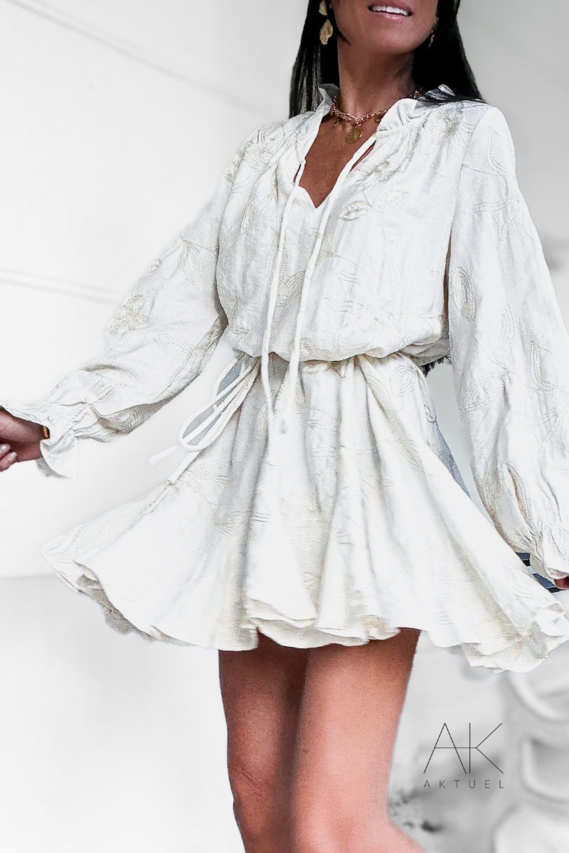 Robe courte écrue à fleurs brodées
