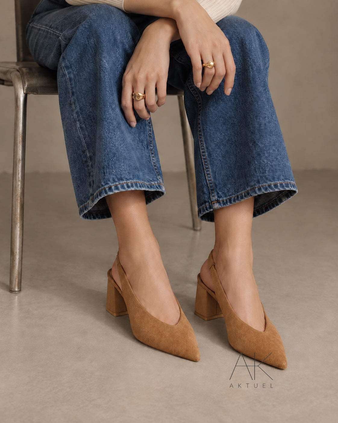 Escarpins Slingback camel suédine à talon carré