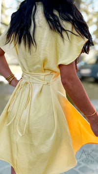 Robe satinée jaune pastel