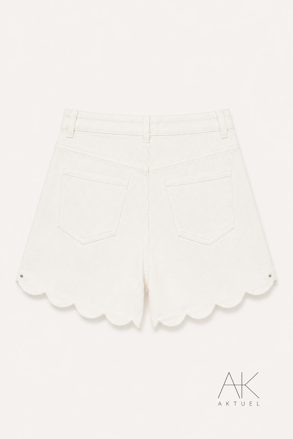 Short en jean blanc finition festonnée