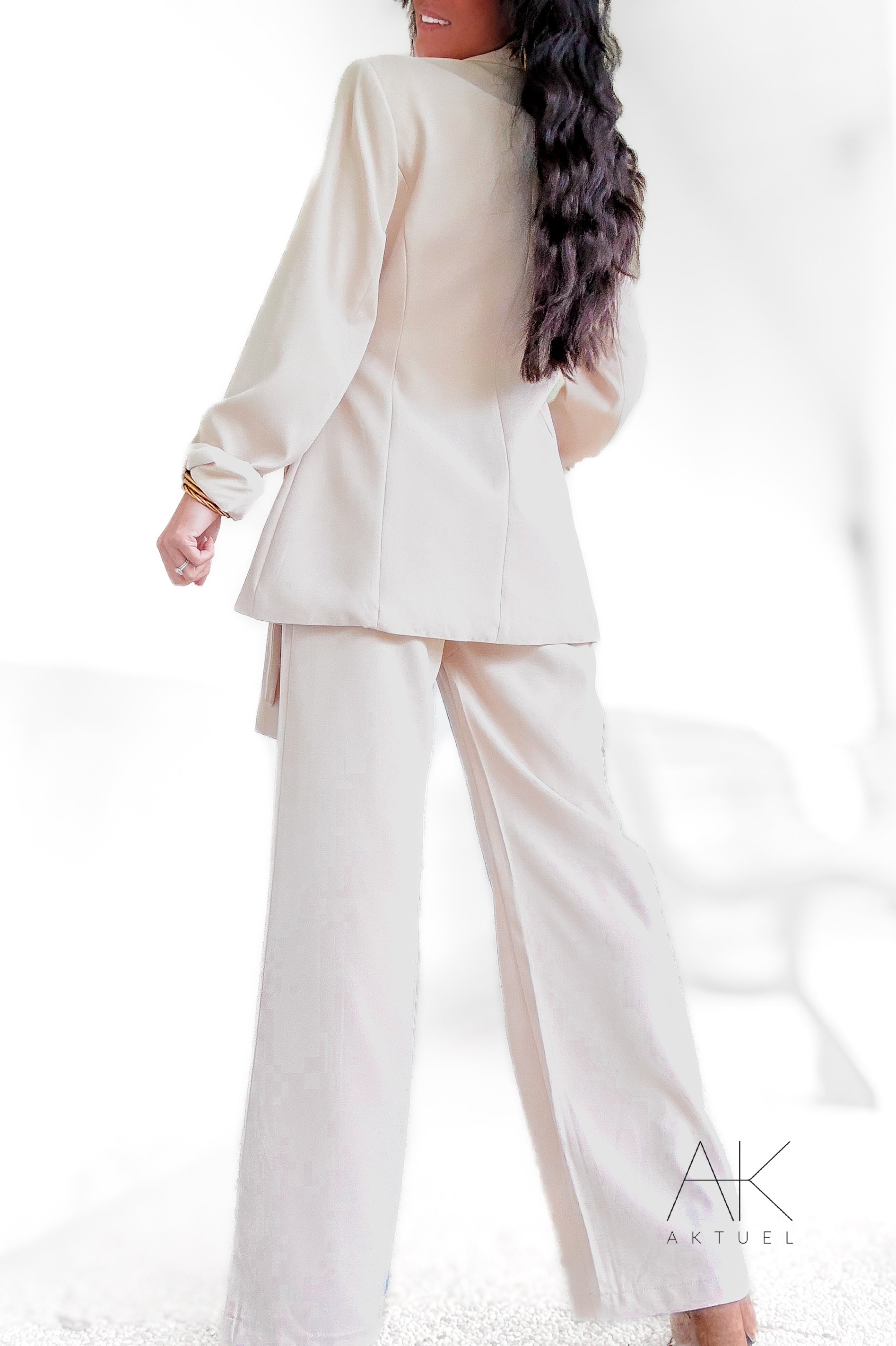 Blazer beige ceinturé détail bijou