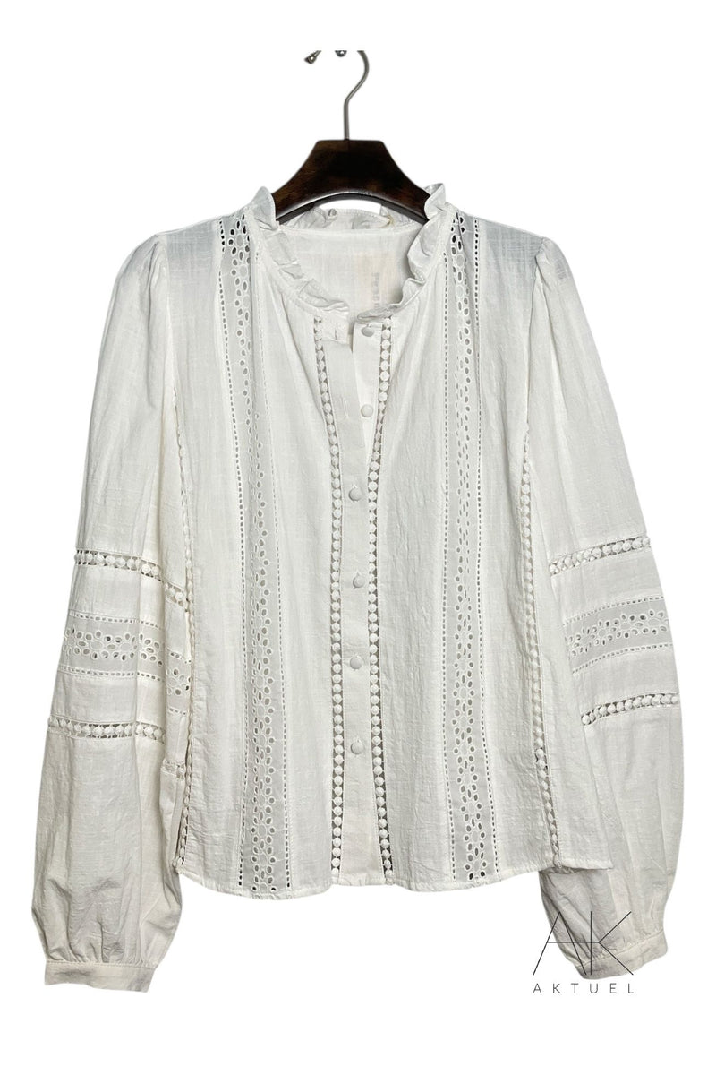 Blouse blanche ajourée à détails brodés