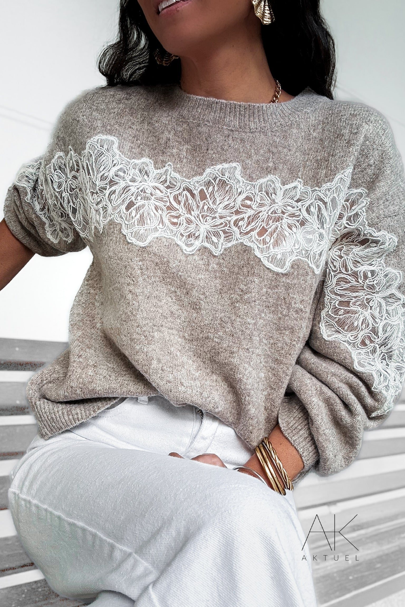 Pull taupe détails dentelle en maille douce