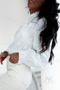 Chemise blanche en broderie anglaise à volants