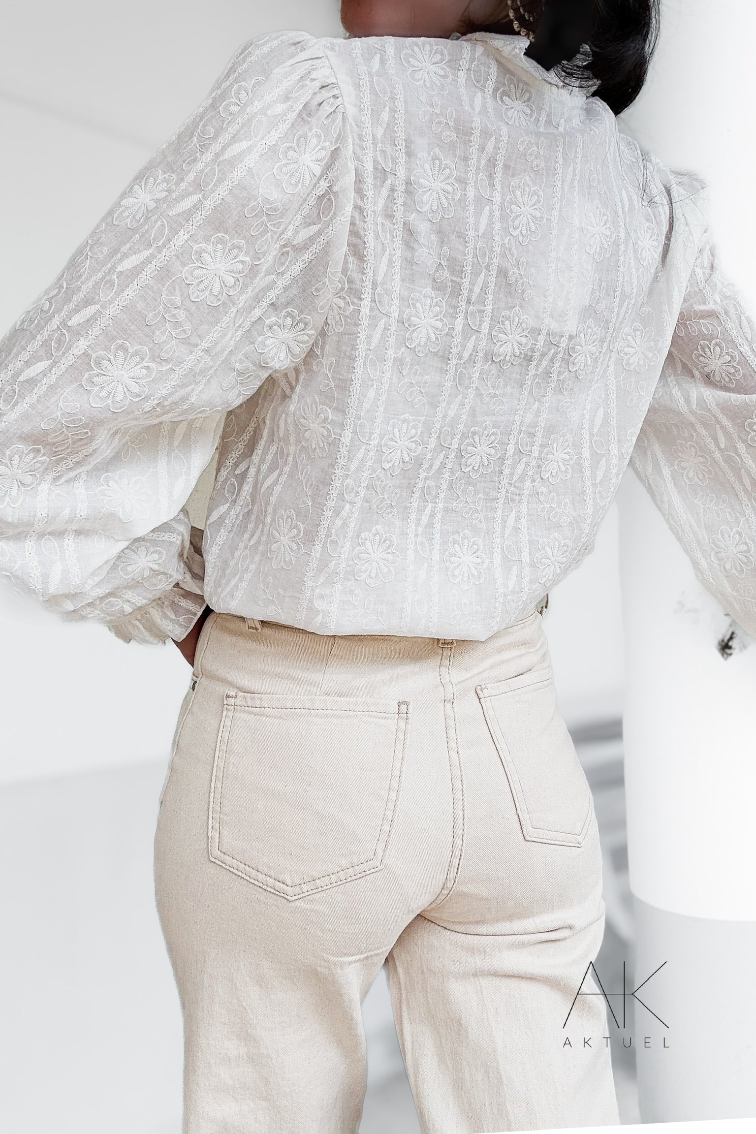 Chemise blanche en broderie anglaise à volants