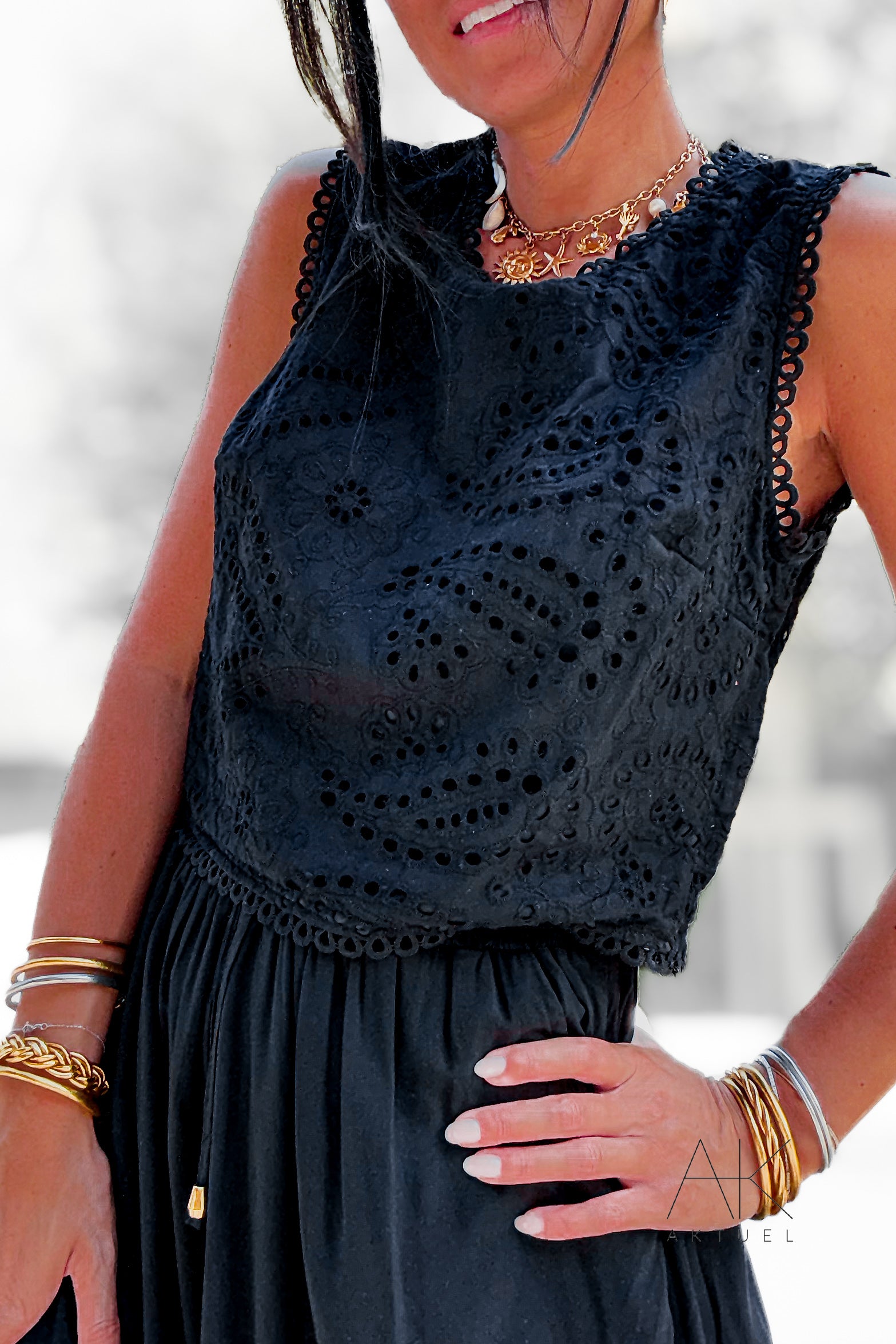 Top sans manches noir en broderie anglaise