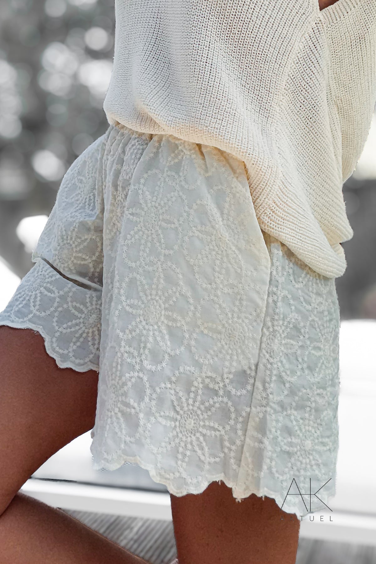 Short blanc brodé effet dentelle